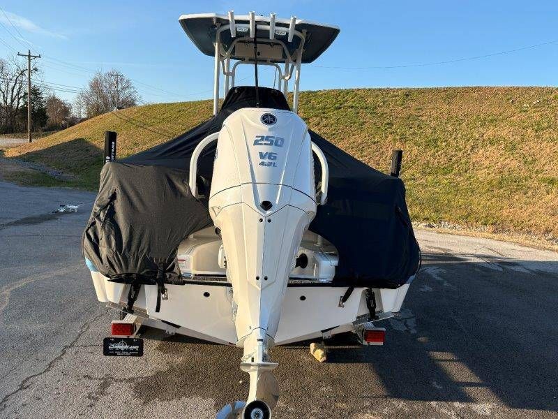 2026 Robalo R230 Center Console - 40