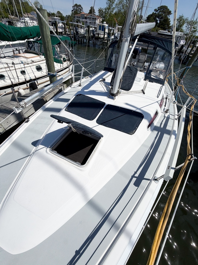 2005 Hunter 36 - Image 13