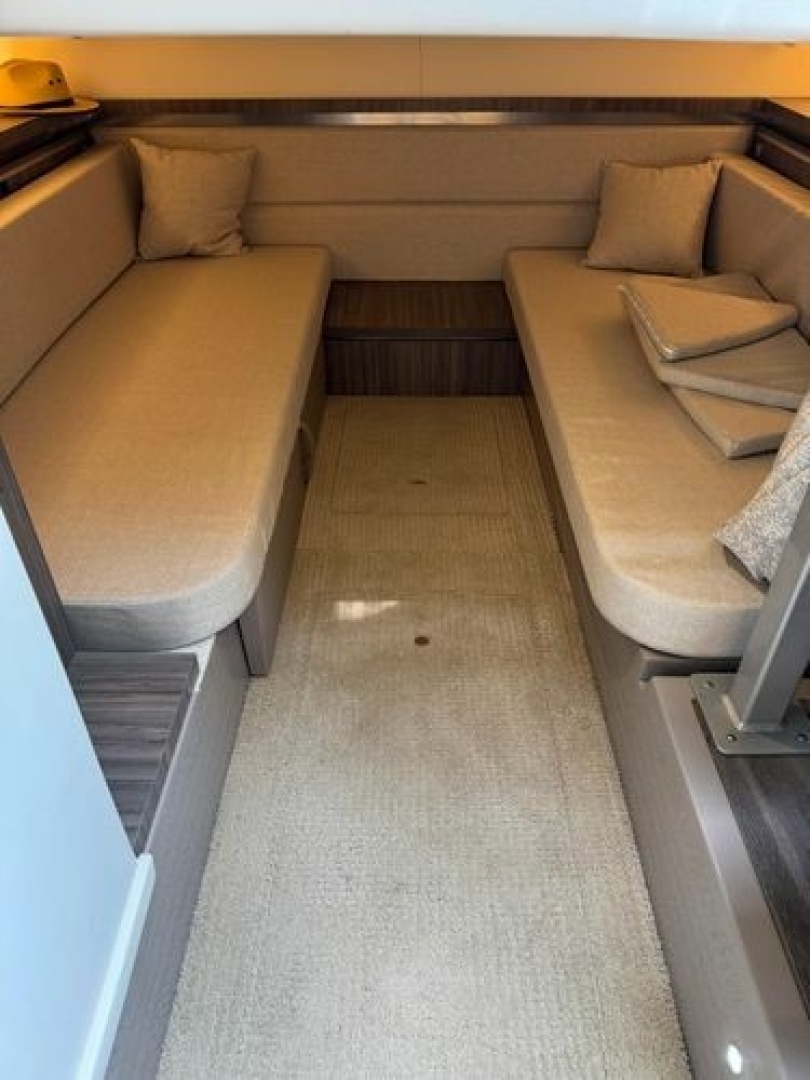 2021 Sea Ray Sundancer 320 Outboard - Image 22