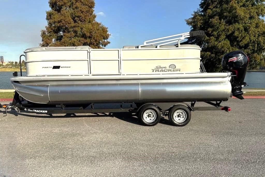 2026 Sun Tracker Party Barge 20 DLX