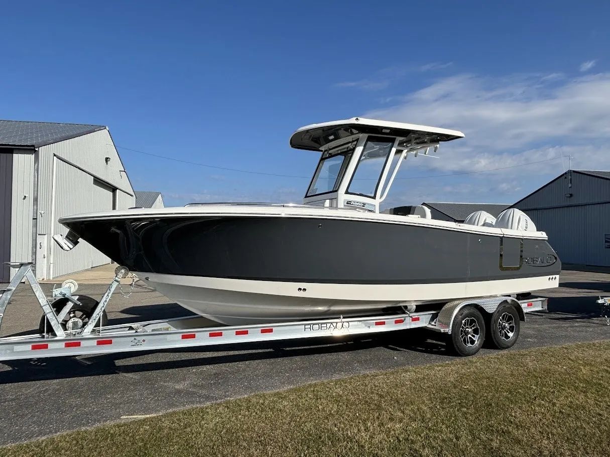 2024 Robalo R250 Center Console