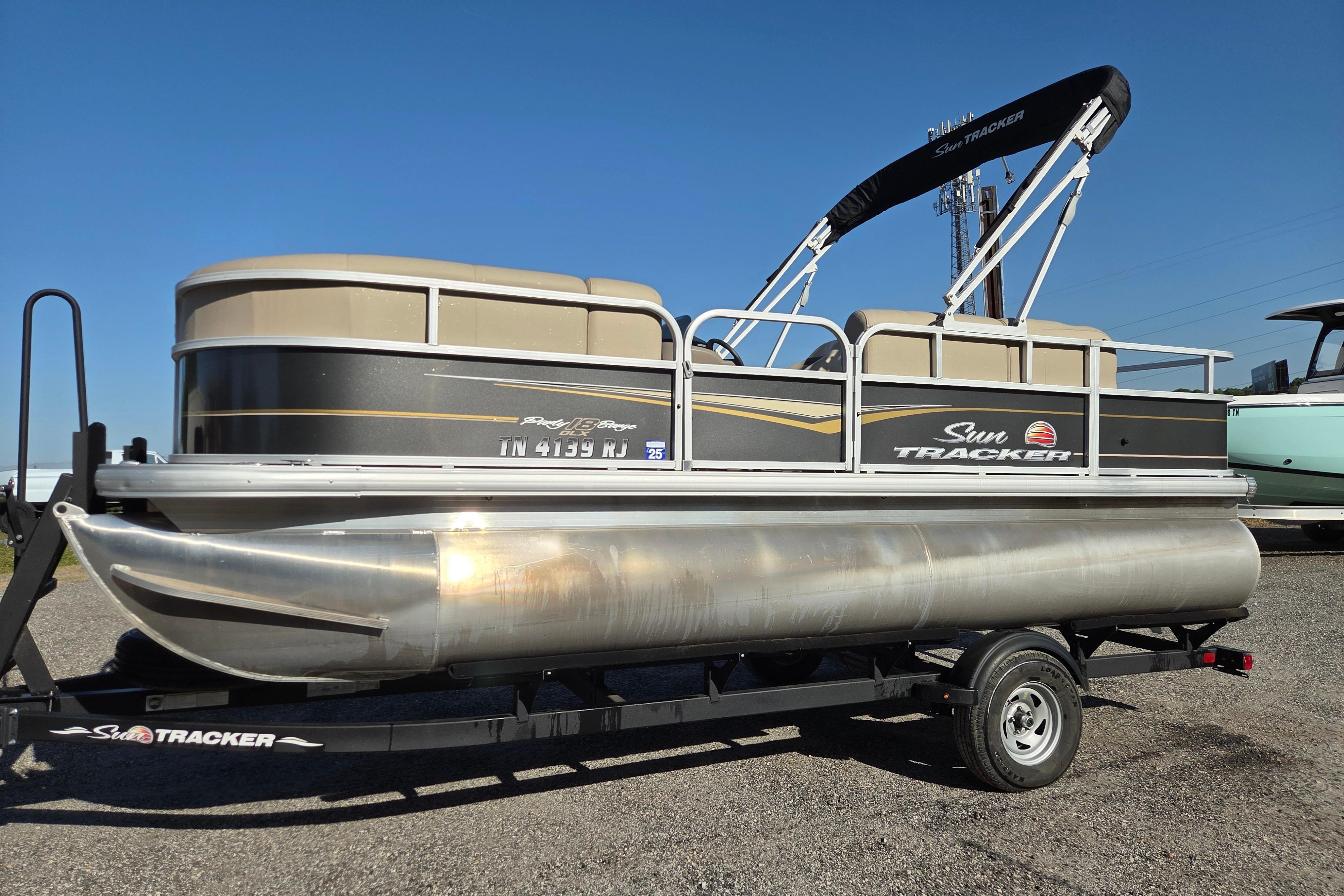 2022 Sun Tracker Party Barge 18 DLX