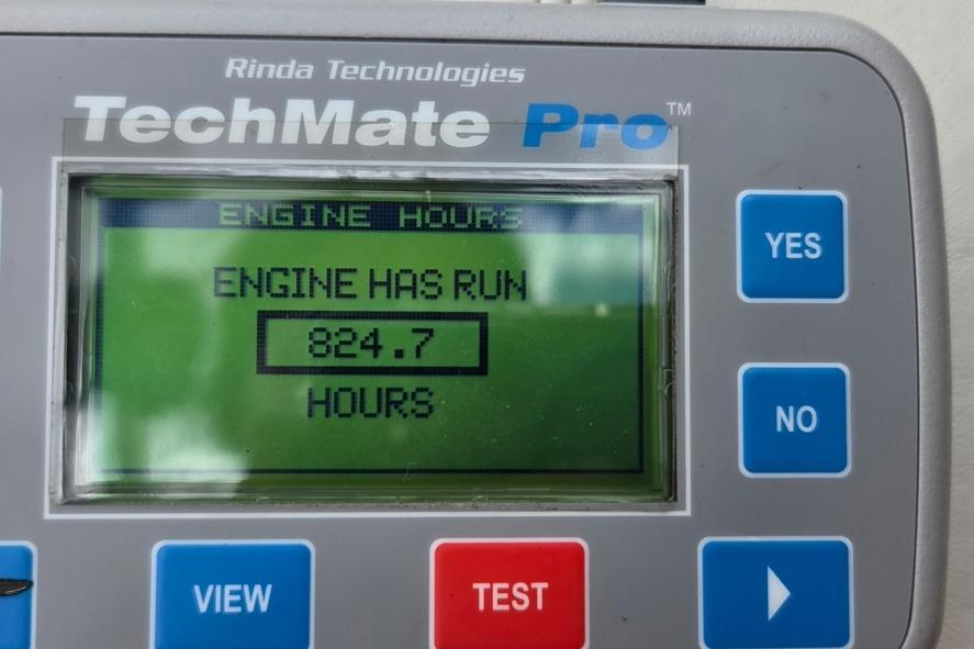 TechMate Pro device displaying 824.7 engine hours for 2010 Cobalt 232 WSS.