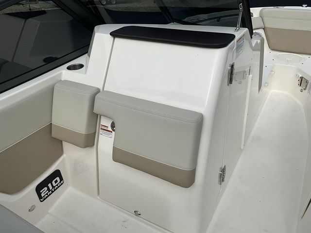 2024 Boston Whaler 210 Vantage - 16