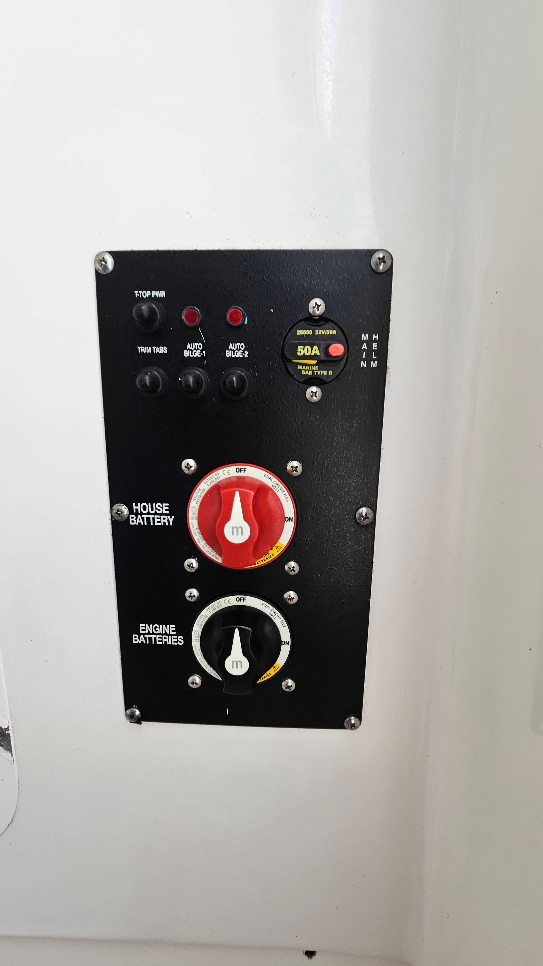 Battery switches and fuses on Sea Hunt Gamefish 30, year 2015.