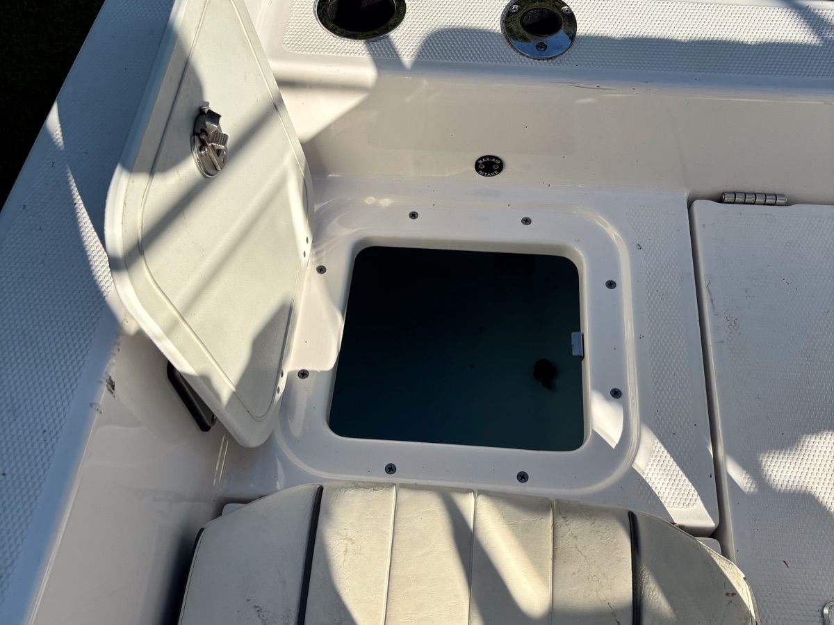Yamaha 210 FSH Deluxe 2020, open storage compartment on the boat.
