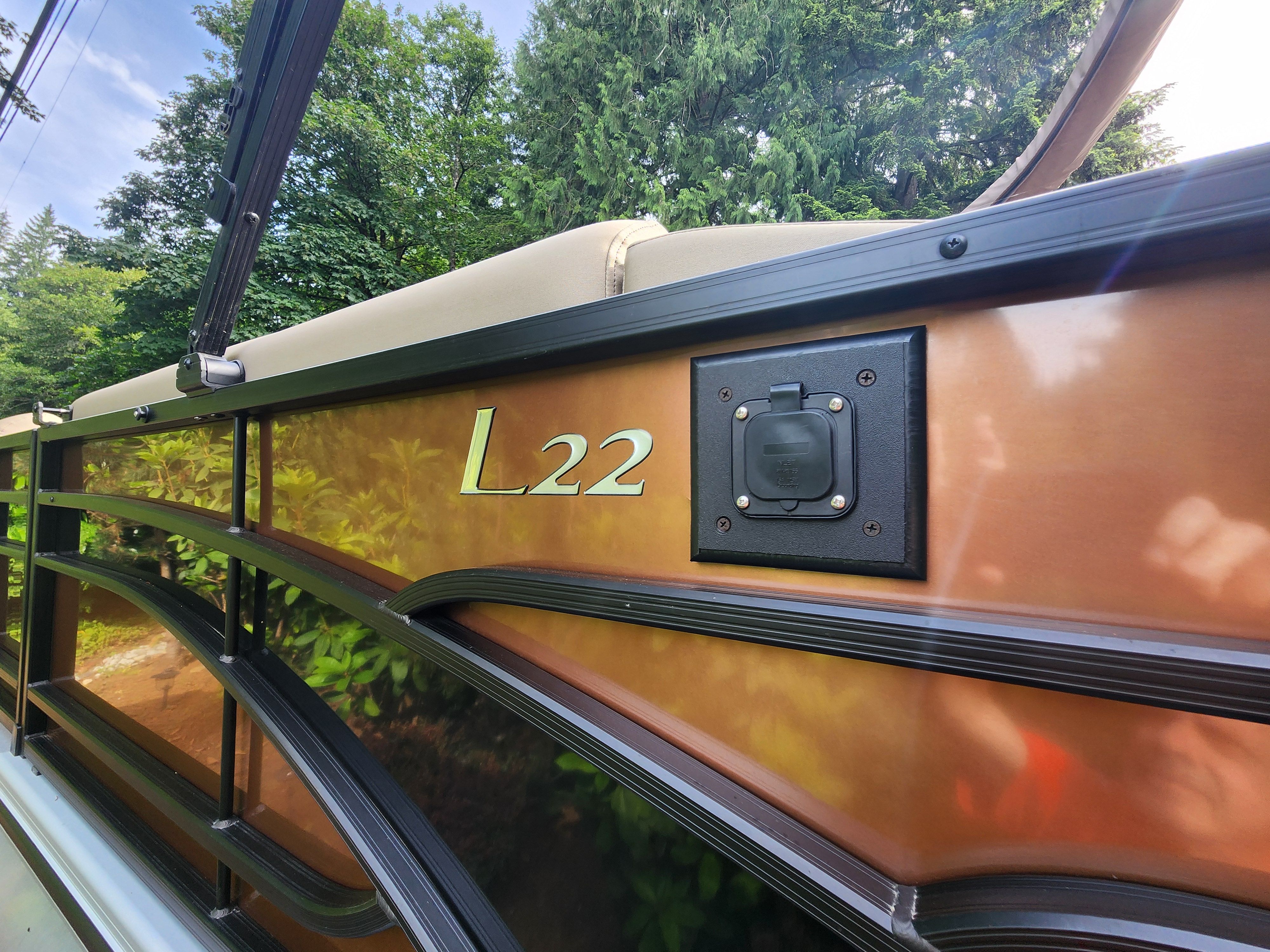 Close-up of a Bennington 22 LSB boat side with L22 logo.