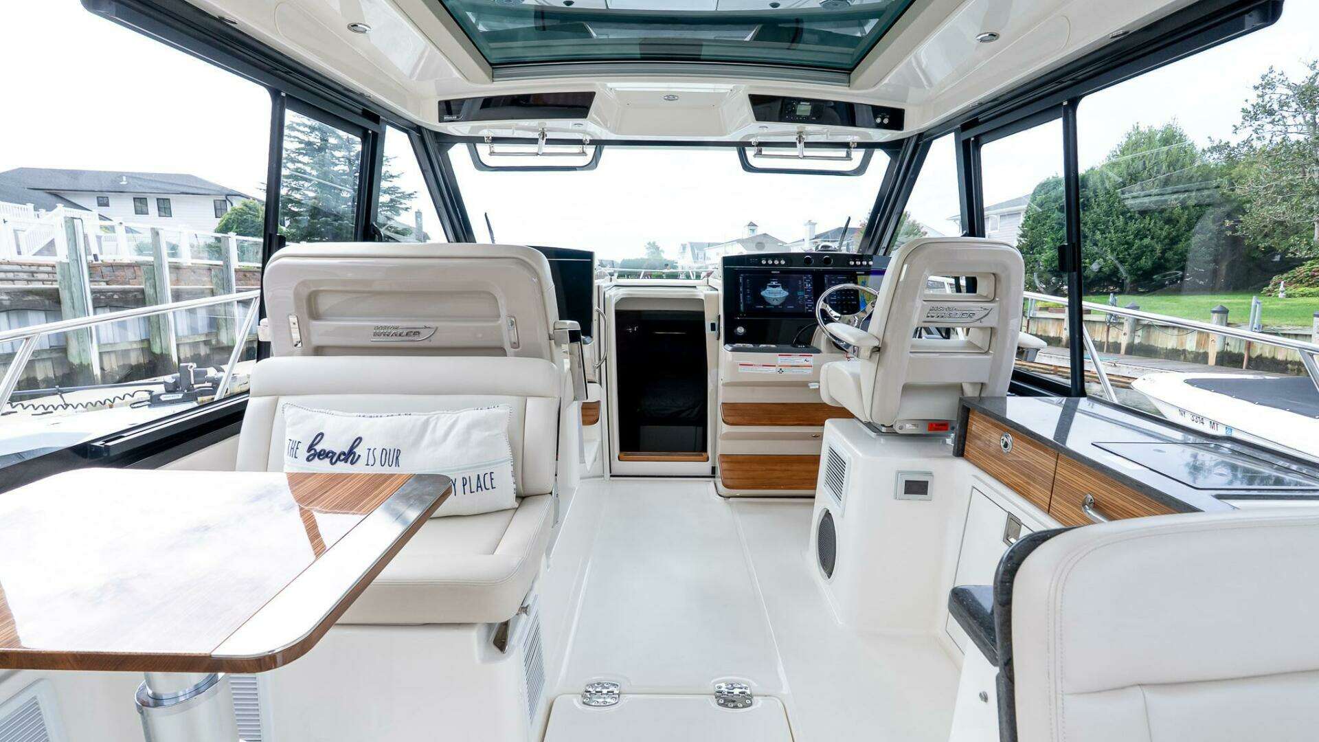 2024 Boston Whaler 405 Conquest - Image 31