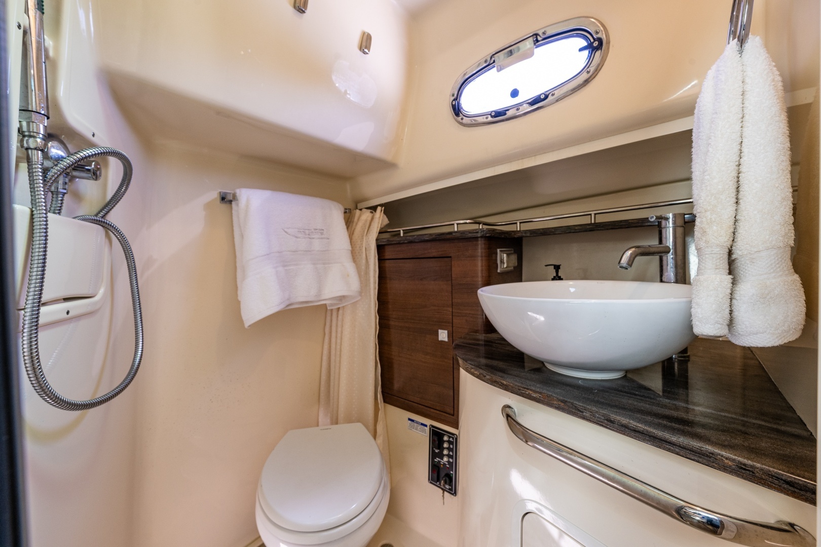 2019 Boston Whaler 345 Conquest - Image 21