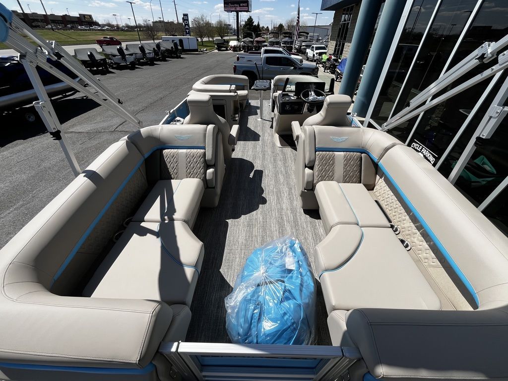 2025 Bennington 22 M Fastback - Quad Bench - 19