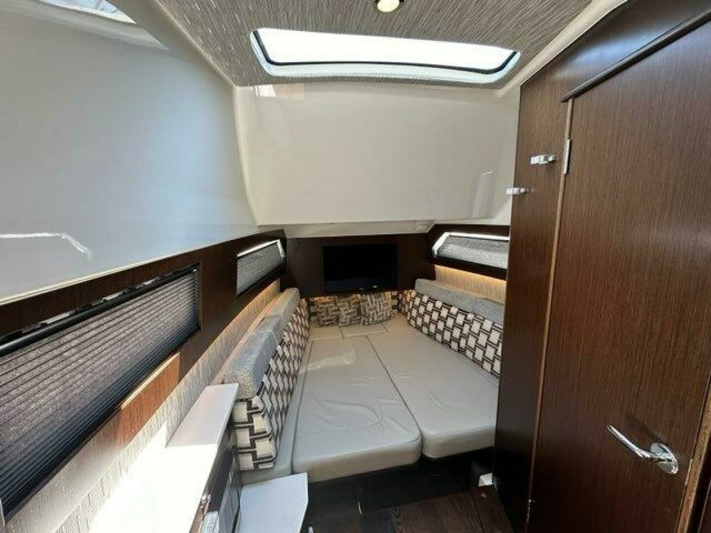 2021 Pursuit 428 Sport - Image 40