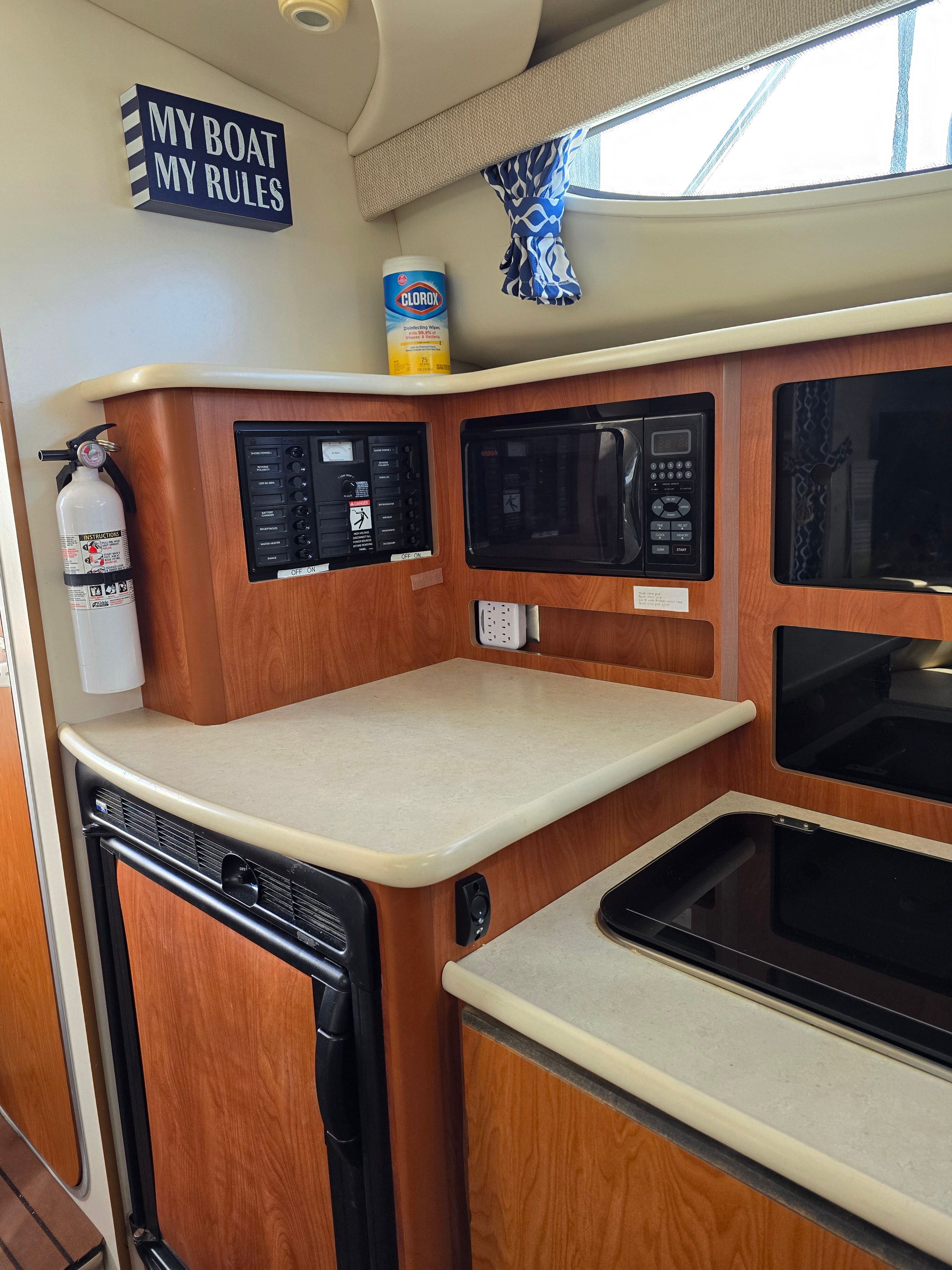 2004 Bayliner 305SB - 10
