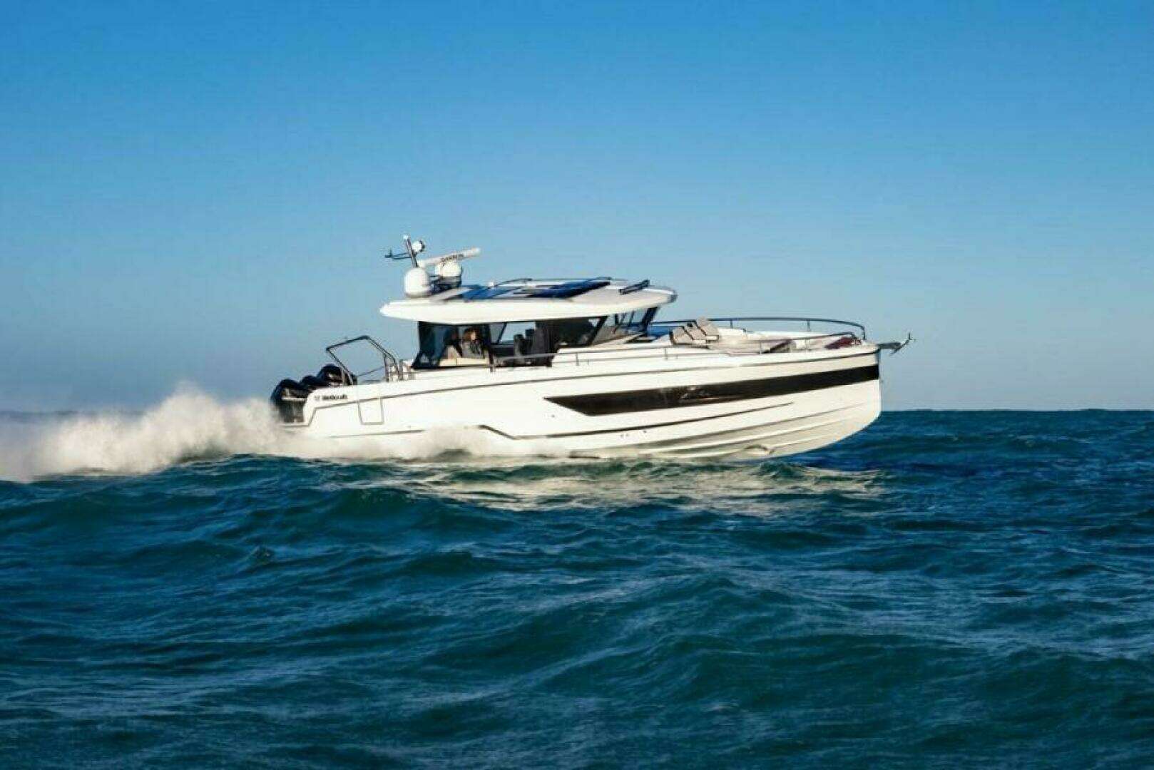 2025 Wellcraft 38 Explorer - Image 2
