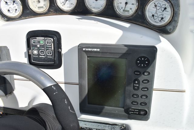 2005 Larson Cabrio 310 - 36