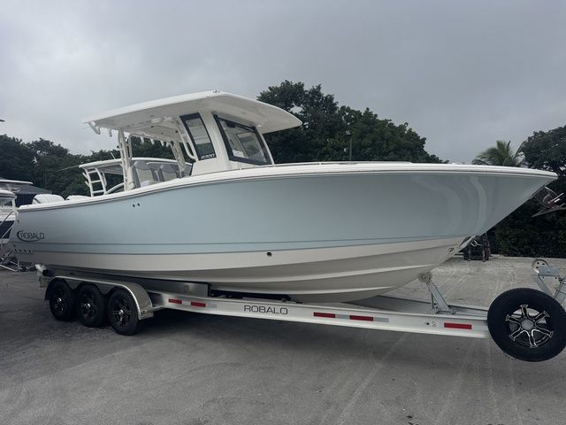 2025 Robalo R300 Center Console