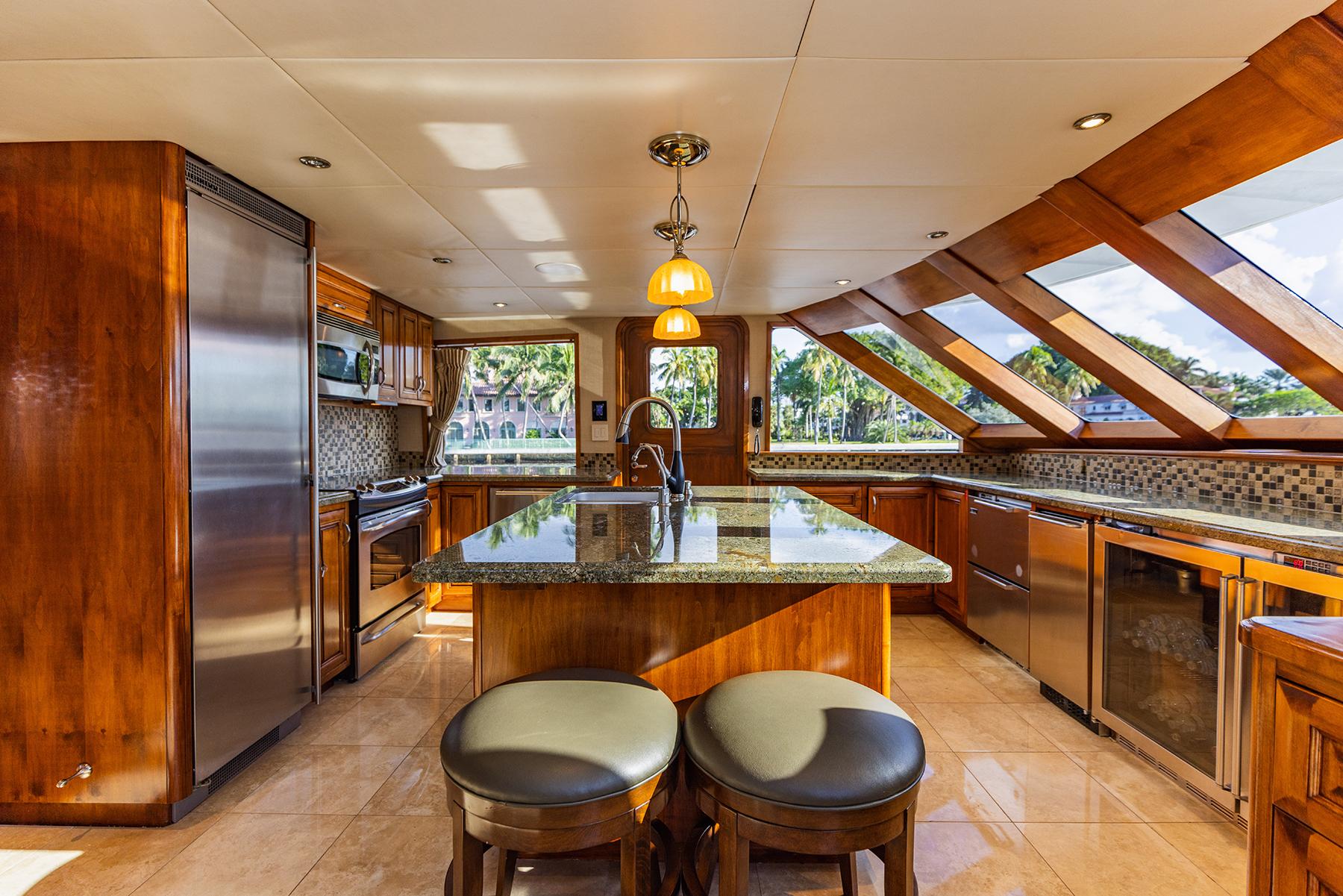 2009 Custom Crystal Motoryacht - 93