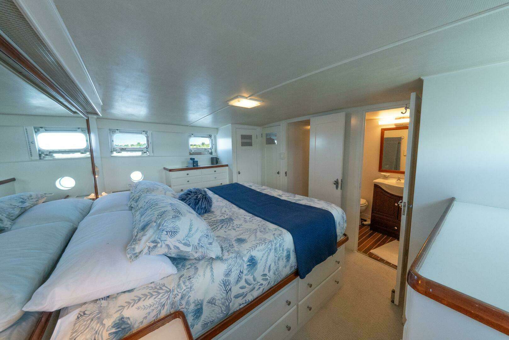 1970 Trumpy Houseboat - Image 15