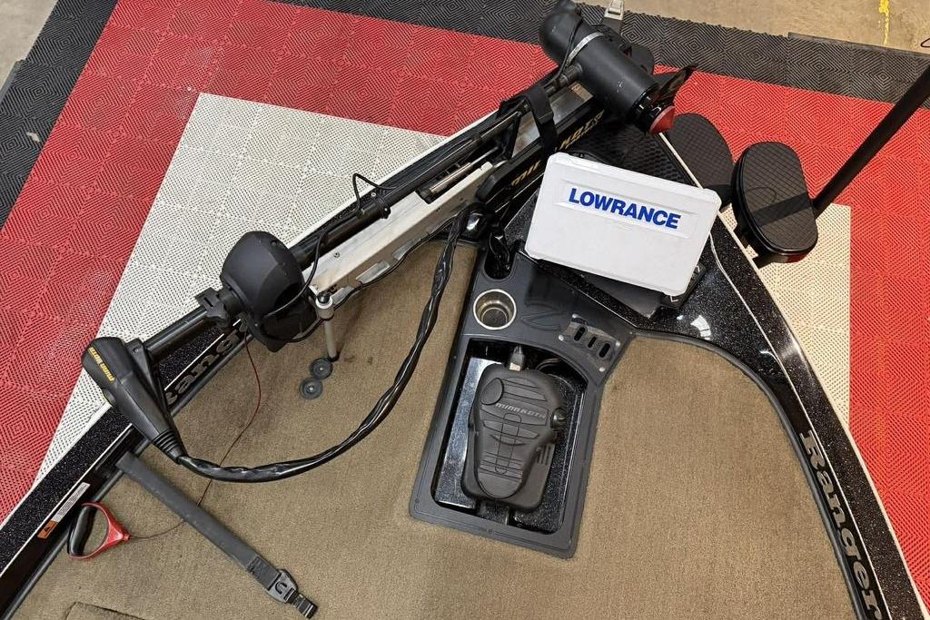 2020 Ranger Z520L boat deck with Lowrance electronics and Minn Kota foot pedal.