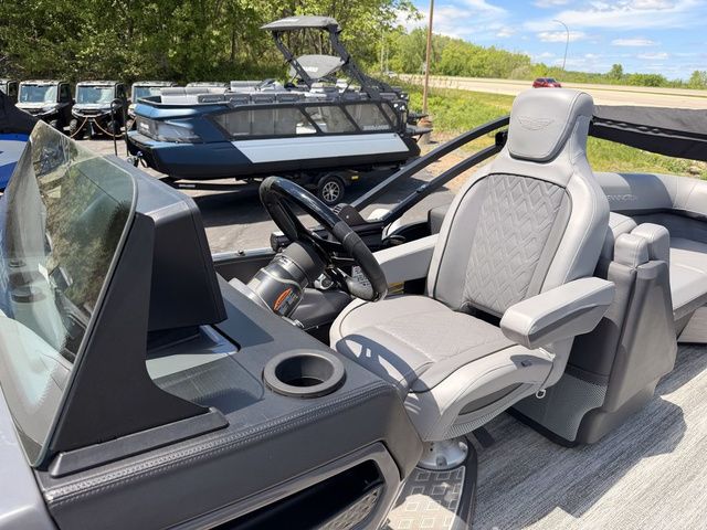 2025 Bennington M Quad Bench 24 MFB Tritoon - 15