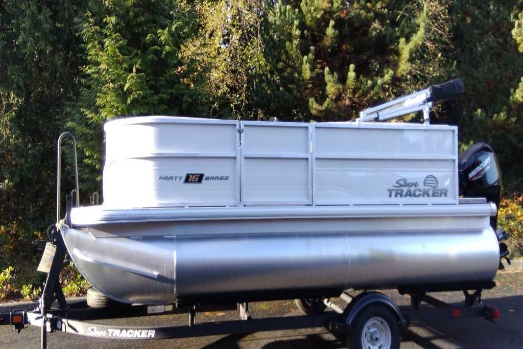 2026 Sun Tracker Party Barge 16 DLX