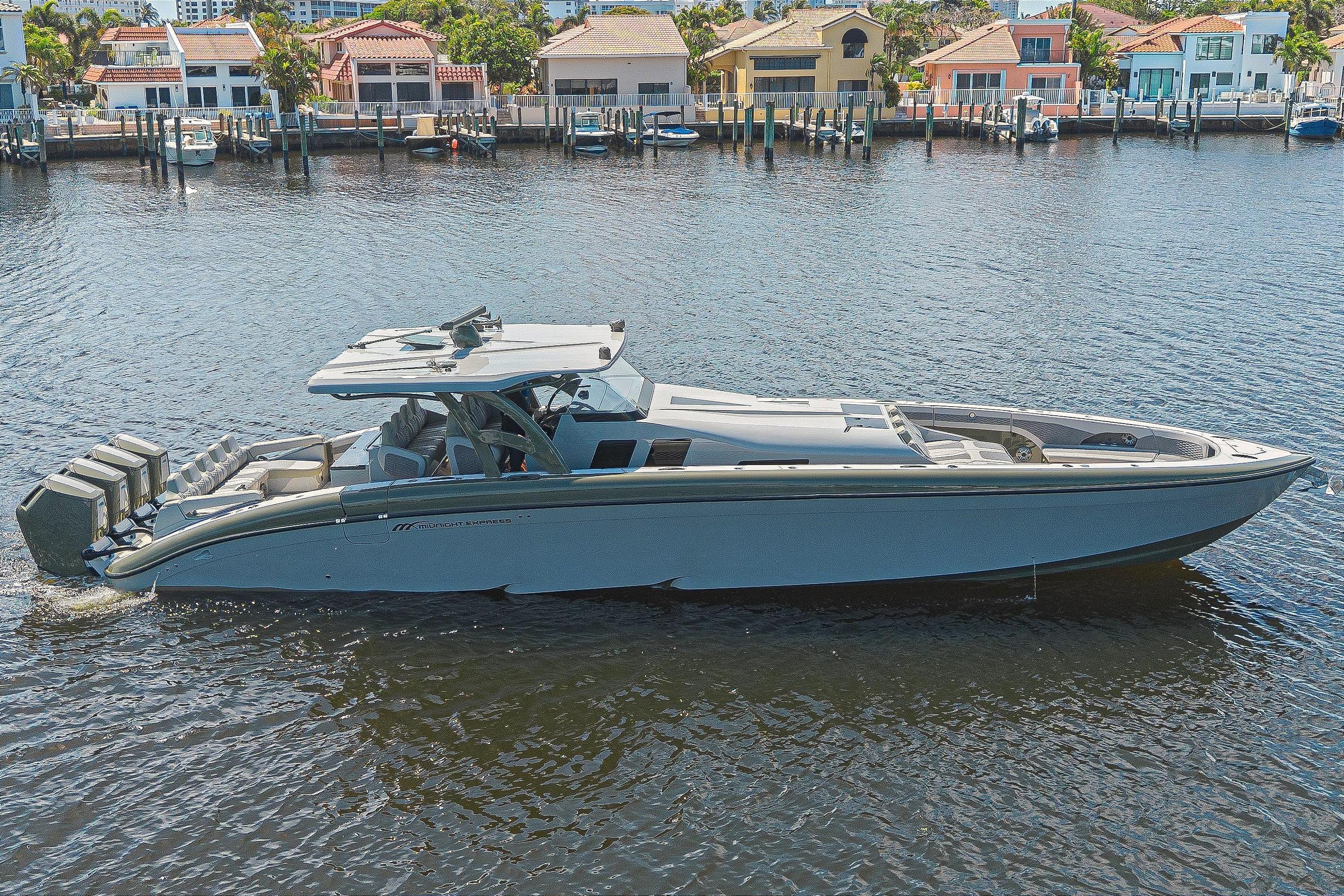 2025 Midnight Express 52 Vitesse
