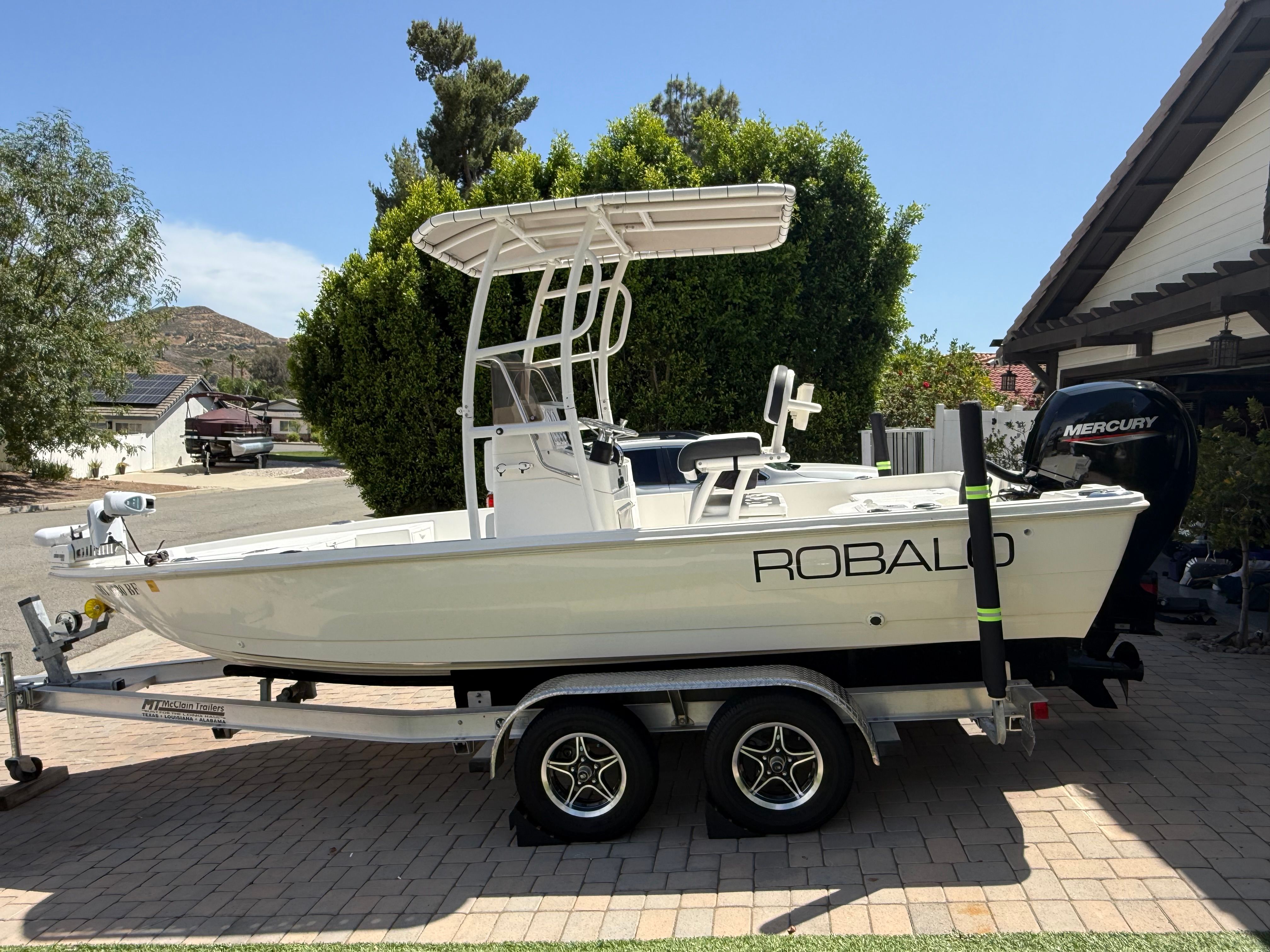 1998 Robalo 2100 Bay Hunter boat on trailer outdoors.