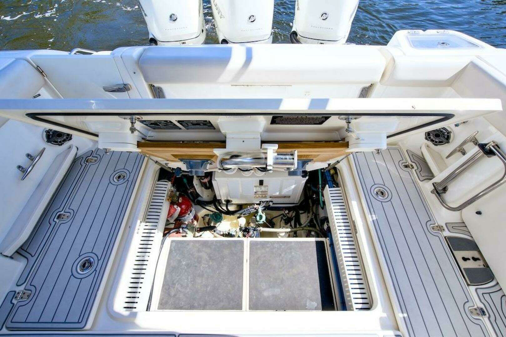 2019 Boston Whaler 350 Realm - Image 31