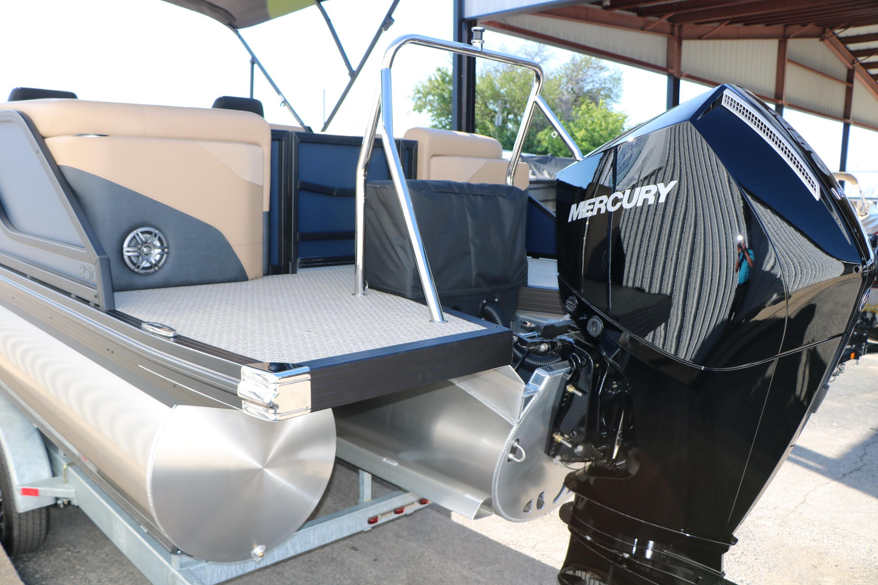 2026 Evotti 525 QL Tri-Toon with Mercury outboard motor, rear view.
