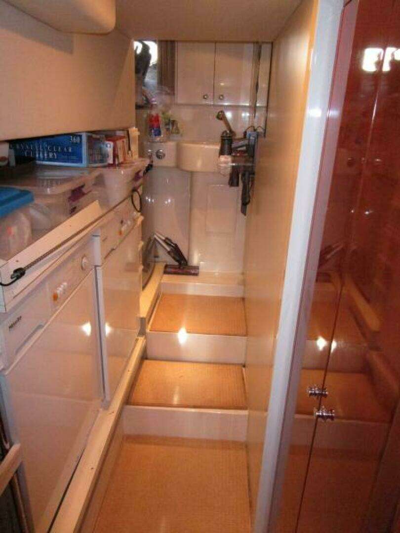 2003 Ferretti Yachts 590 Motor Yacht - Image 9