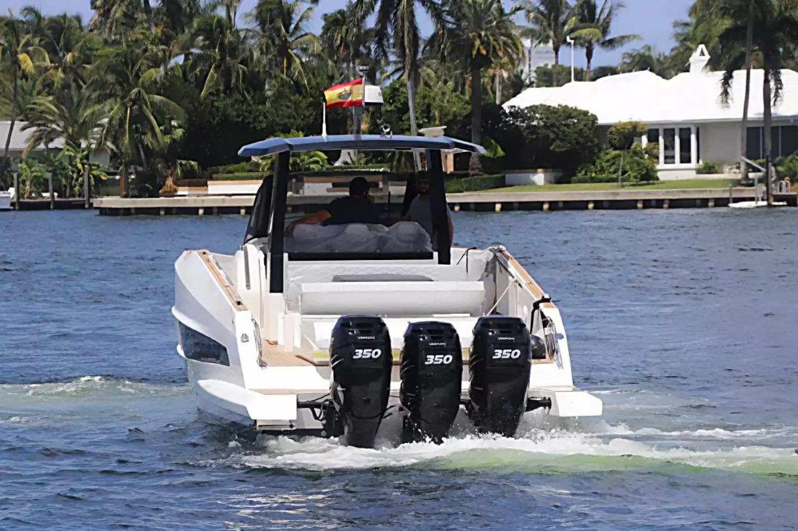 2023 Astondoa 377 Coupe Outboard - Image 4