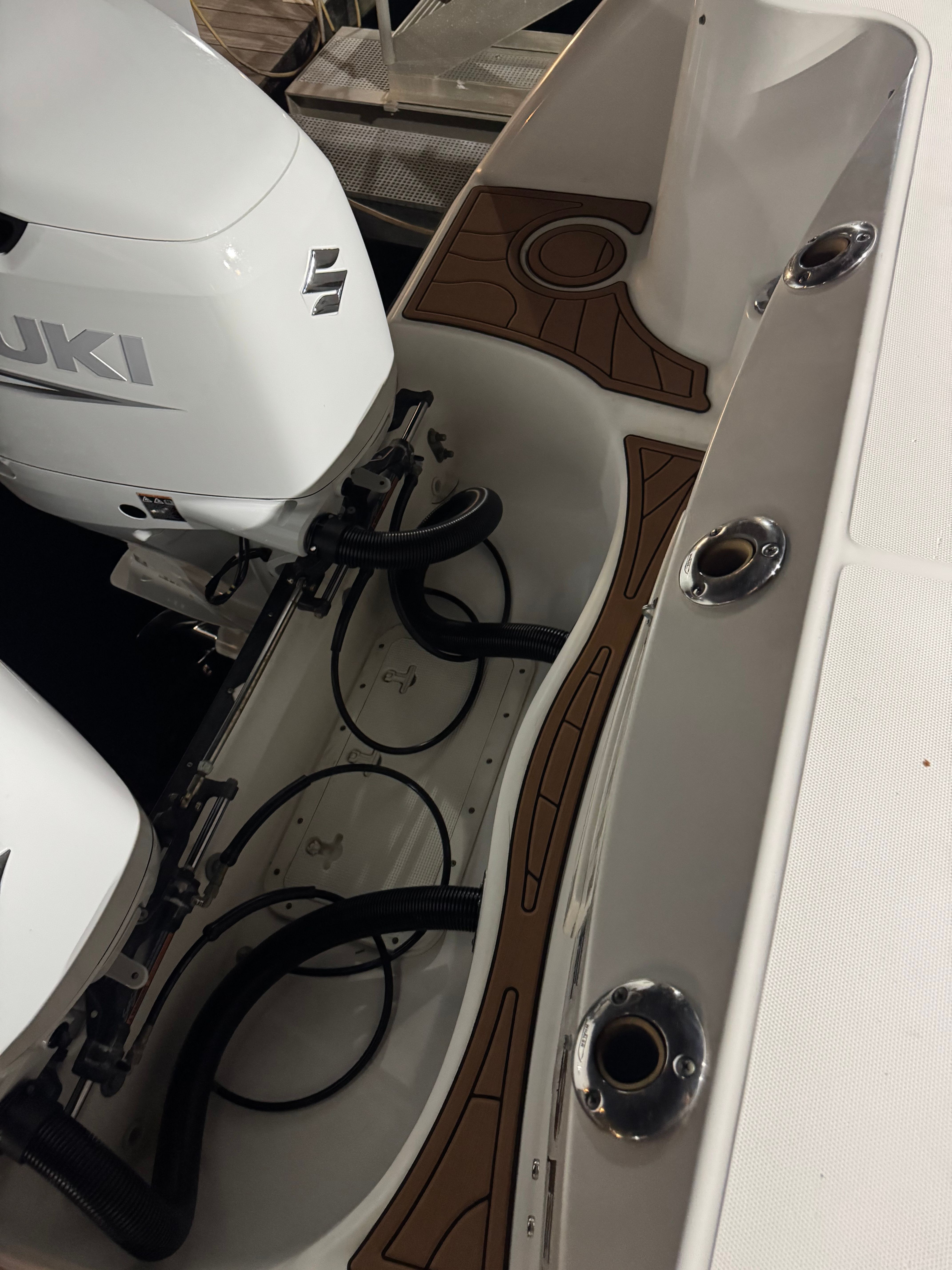 Boston Whaler 305 Conquest 2005 with Suzuki outboard engines.