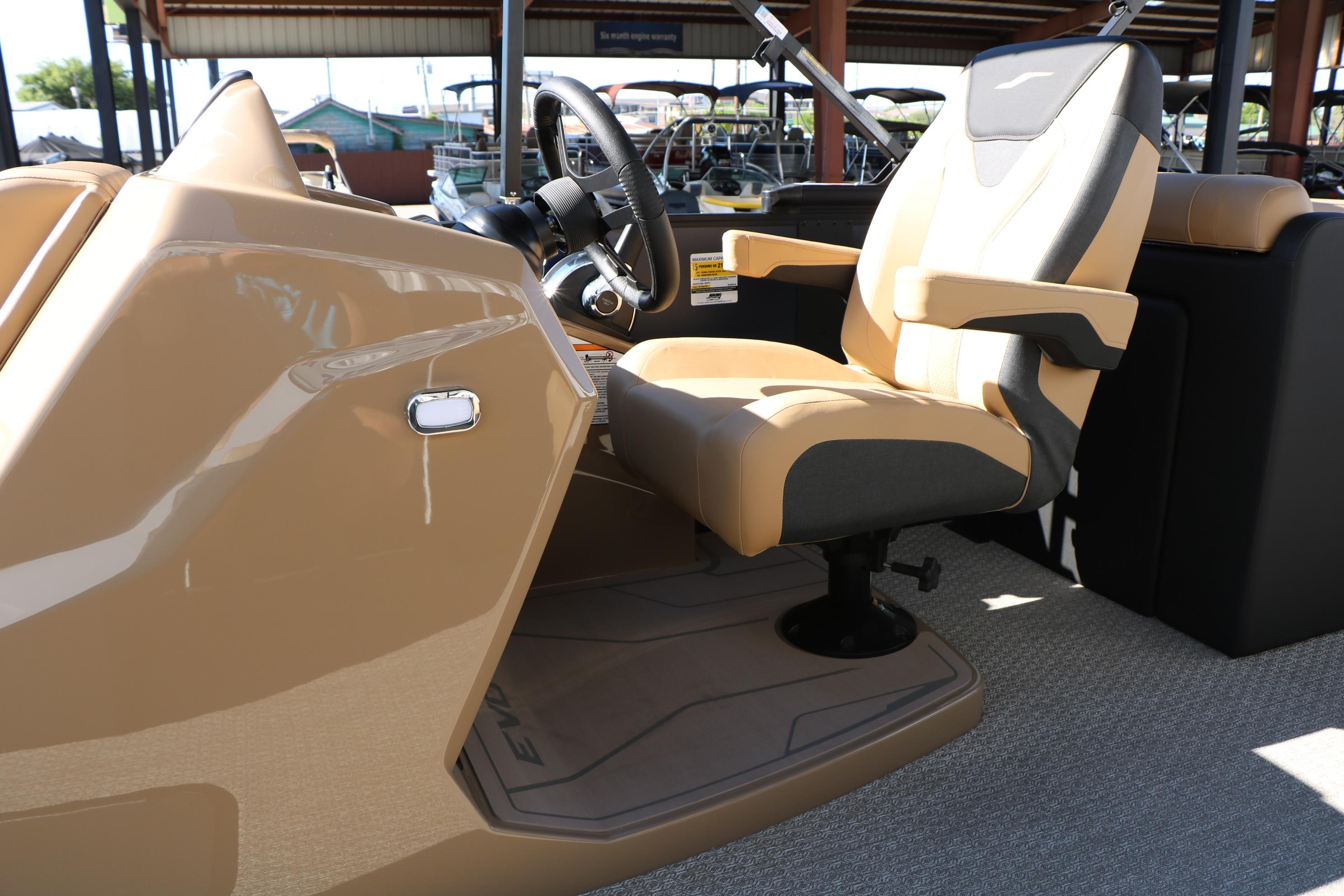 Captain's chair and helm of 2026 Evotti 525 QL Tri-Toon boat.