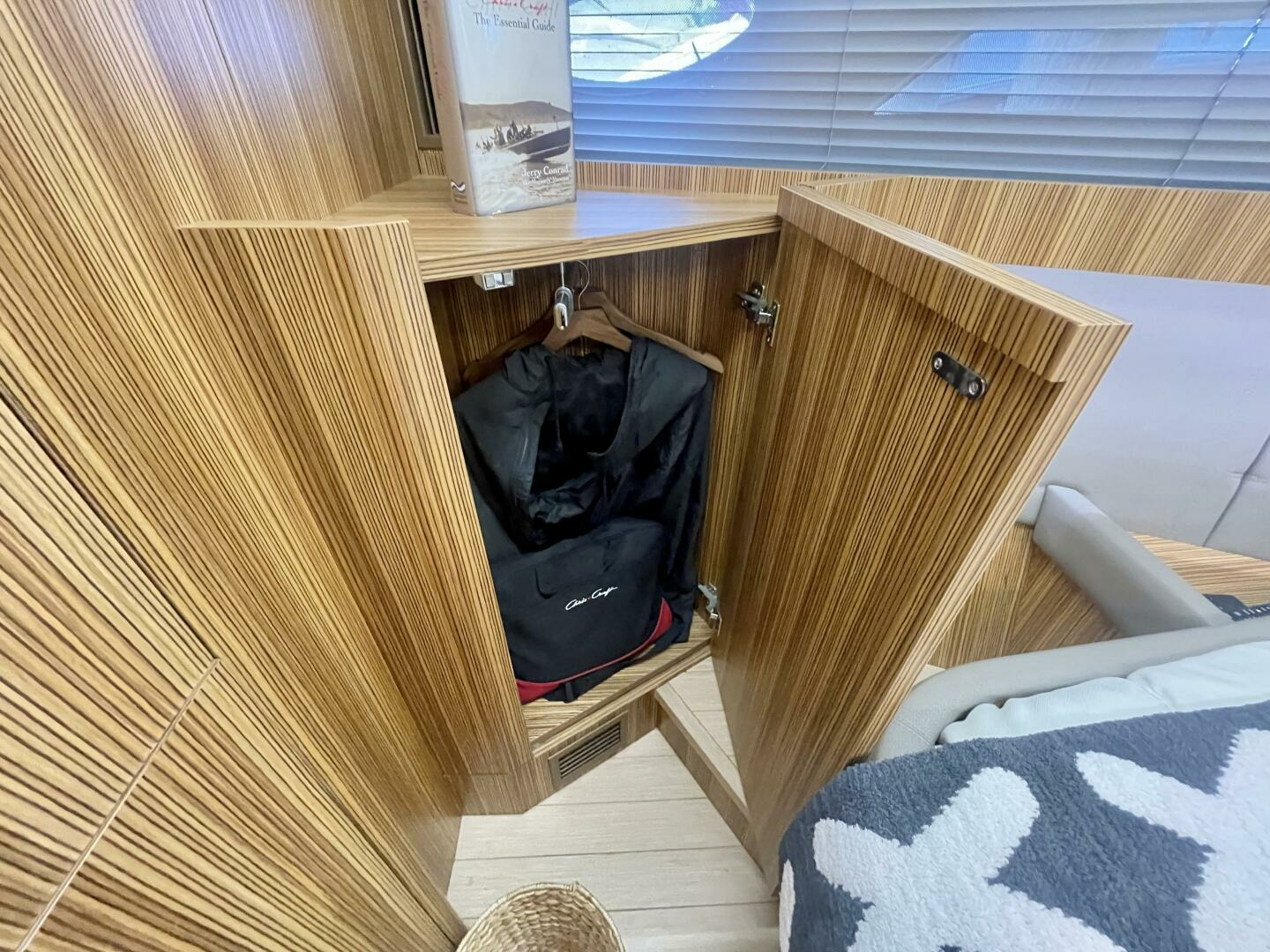 2017 Chris-Craft Commander 42 - Image 30