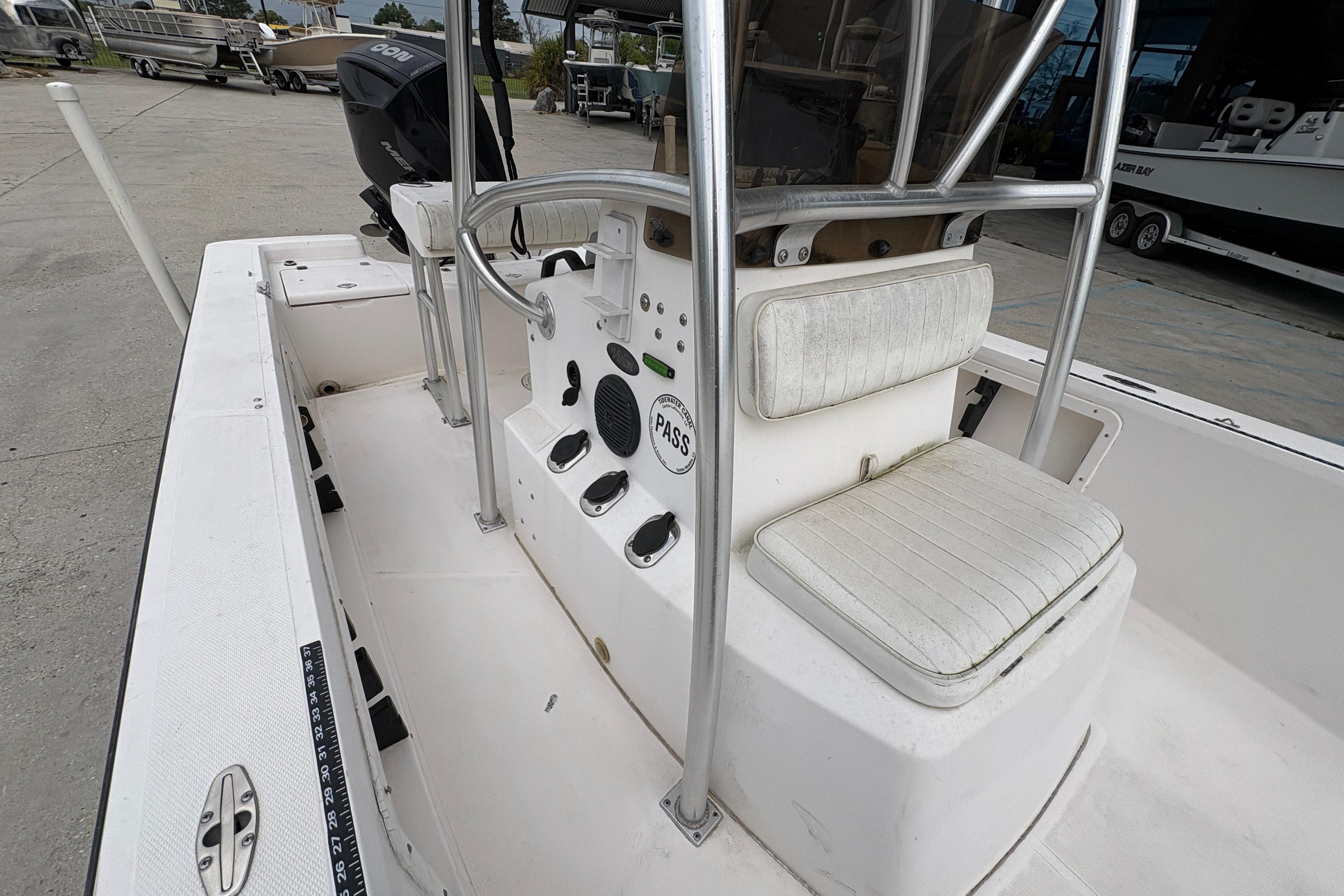 2000 Kenner 21 VISION boat interior with seating and control panel.