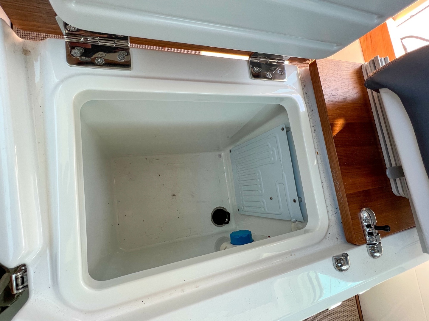 2020 Axopar 28 Cabin - Image 28