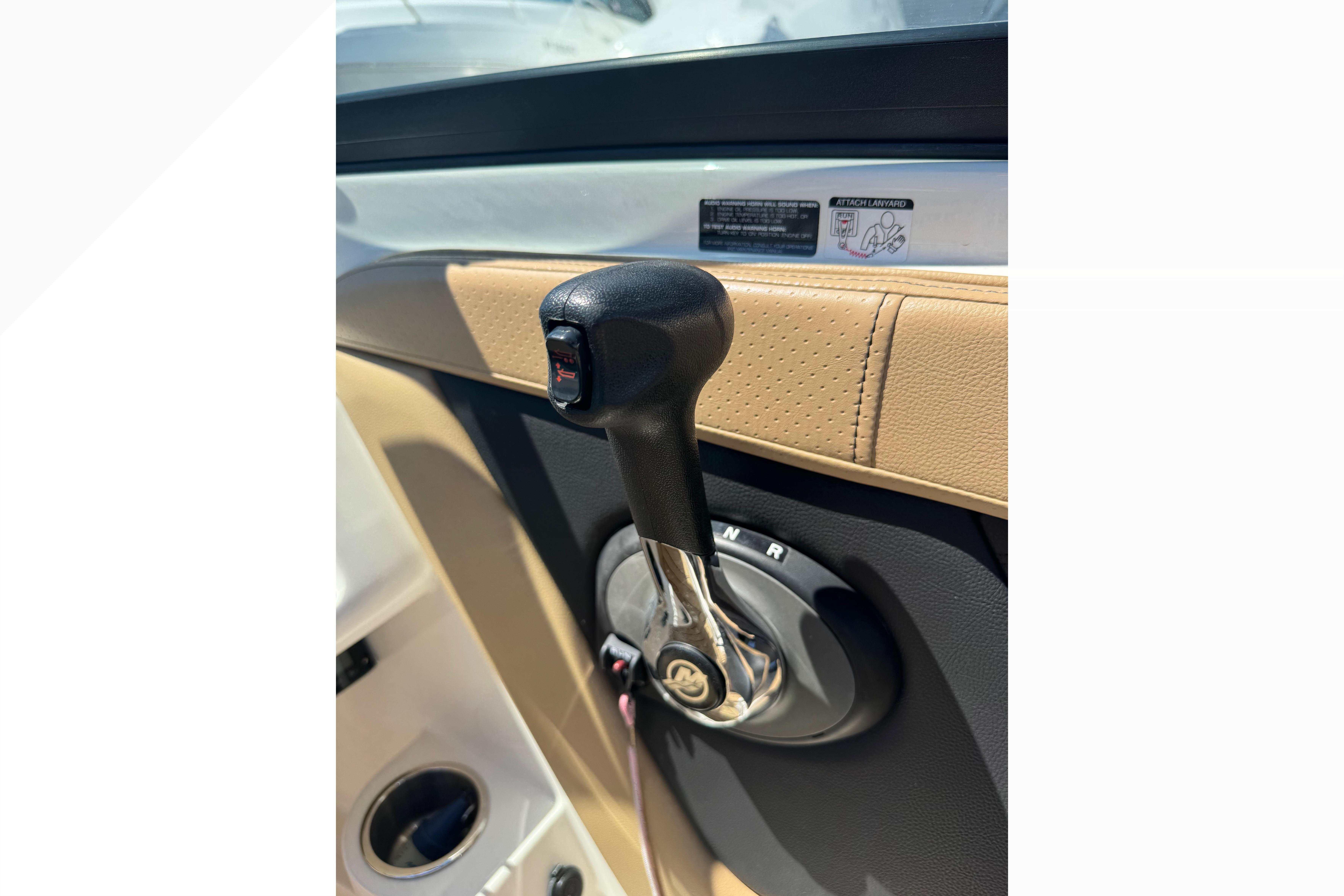 Throttle control of 2021 Sea Ray SPX 190 boat, featuring sleek design and ergonomic handle.