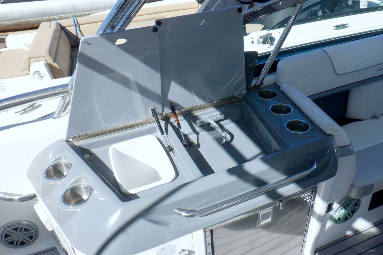 2015 Formula 350 Crossover Bowrider - Image 14