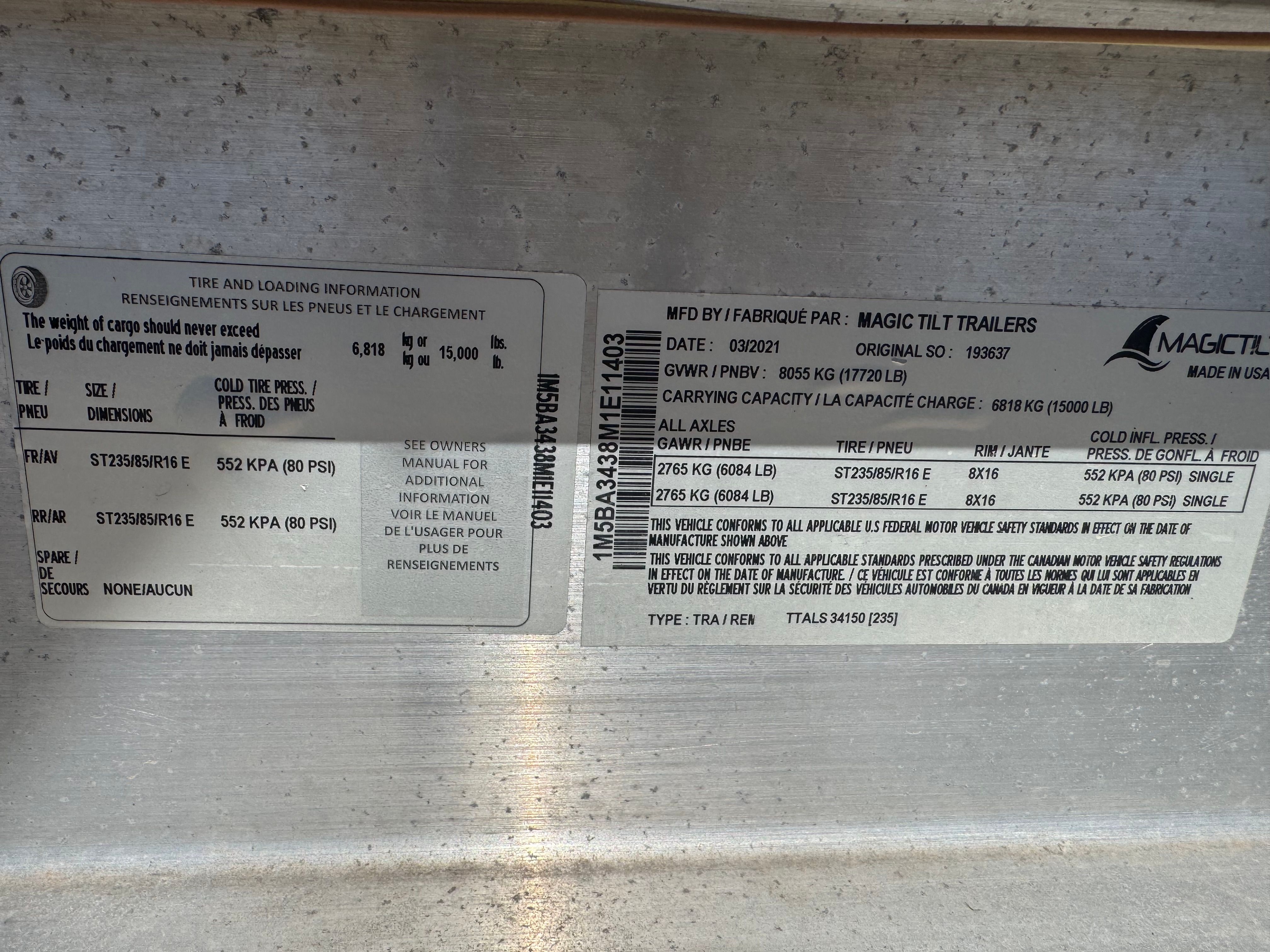 A label on a boat trailer displays technical specifications and loading information.