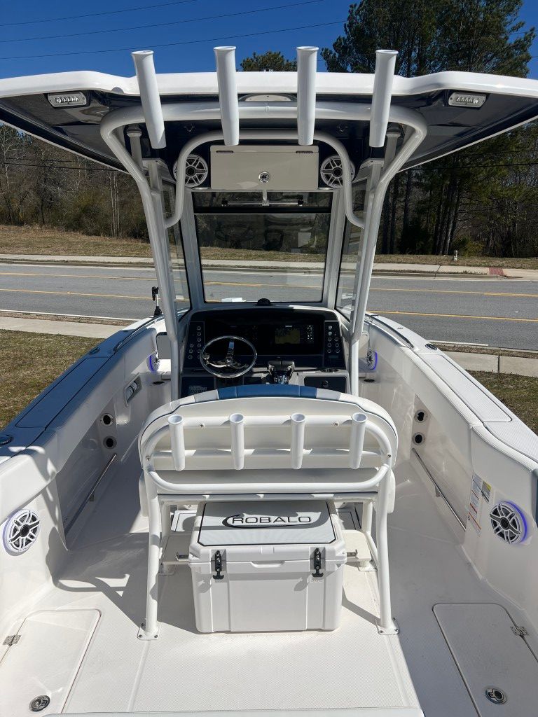 2025 Robalo 250 Center Console - 19