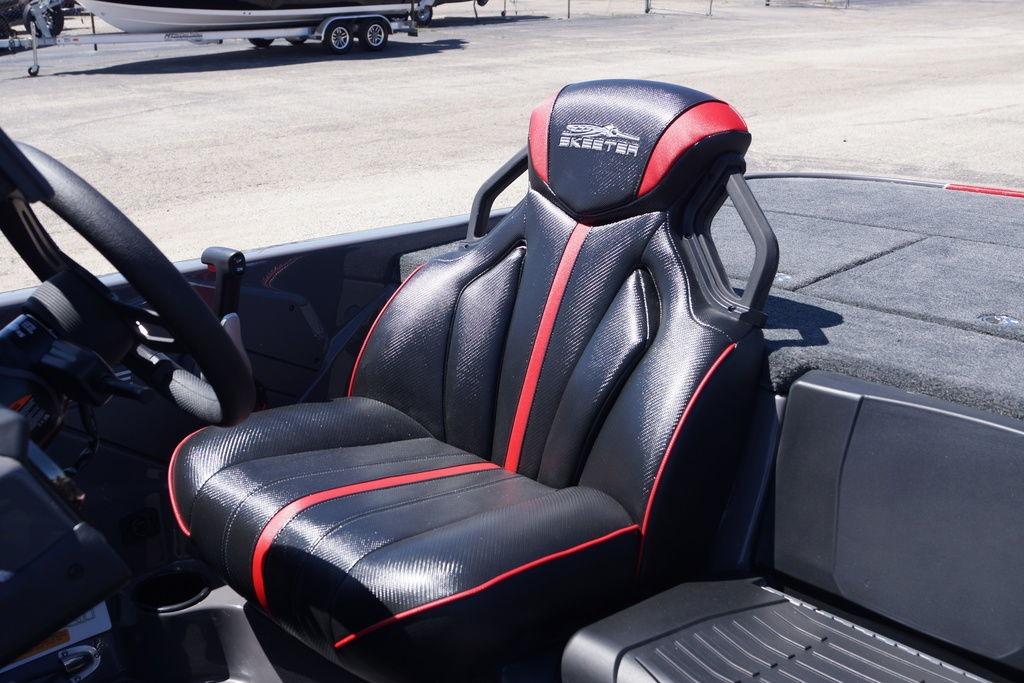 Luxurious Skeeter ZXE21 boat seat, 2026 model, featuring sleek black and red design.