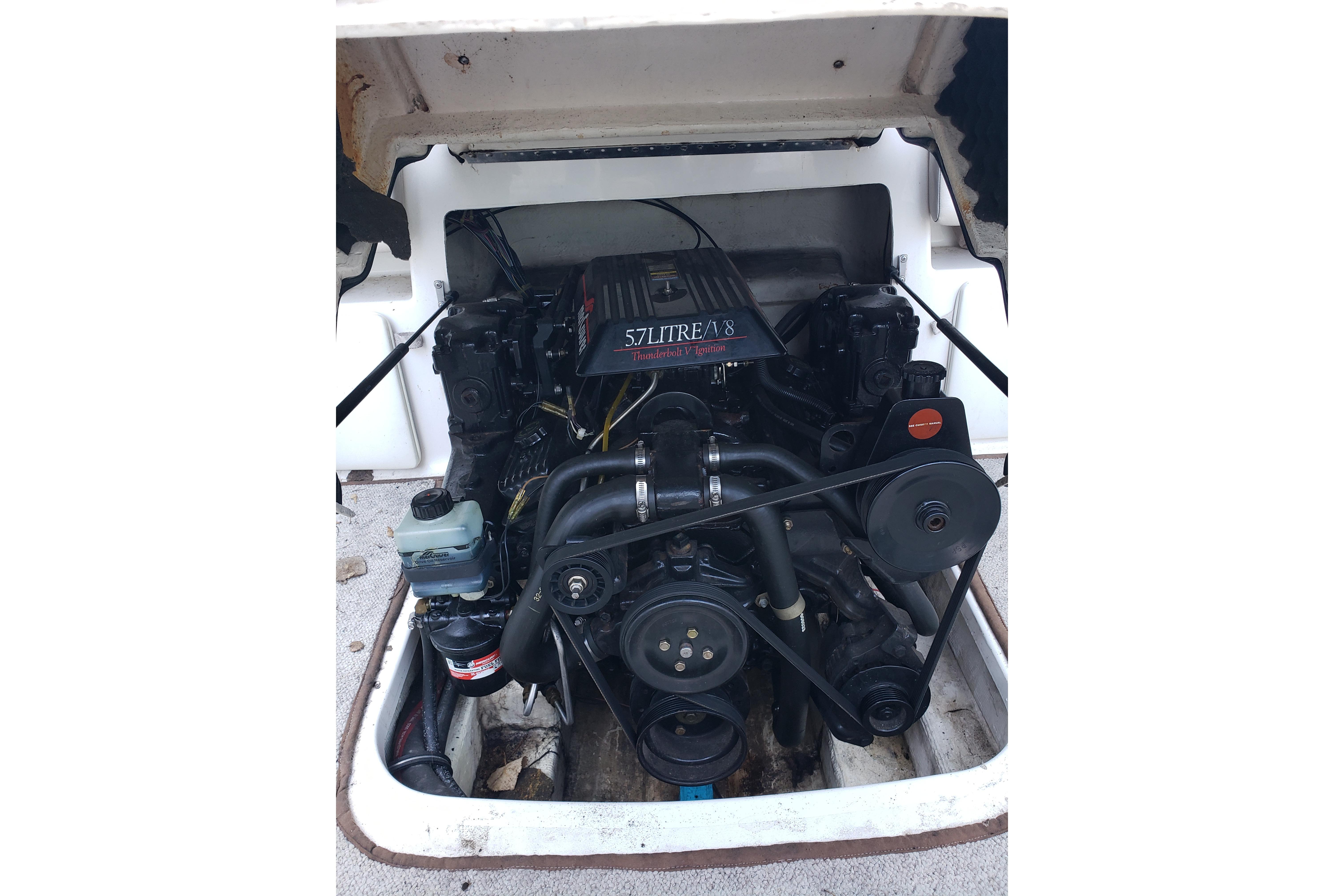 1998 Wellcraft Eclipse 2000 SS engine compartment with 5.7L V8 motor.