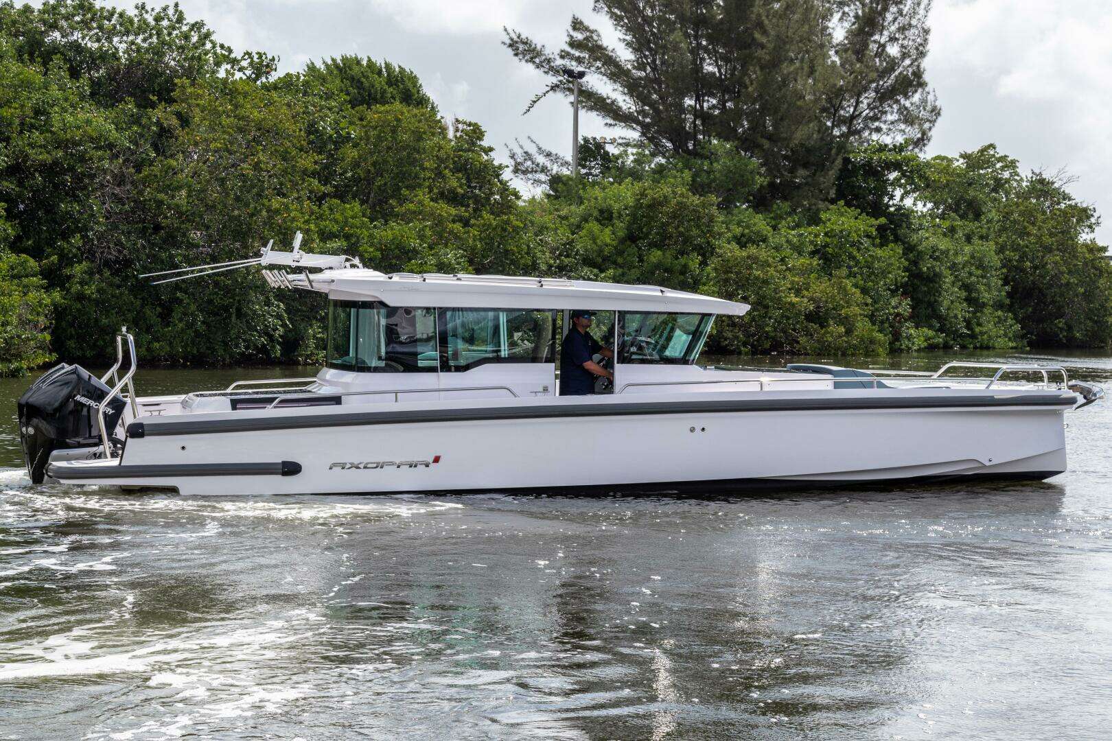2024 Axopar 37XC CROSS CABIN - Image 29
