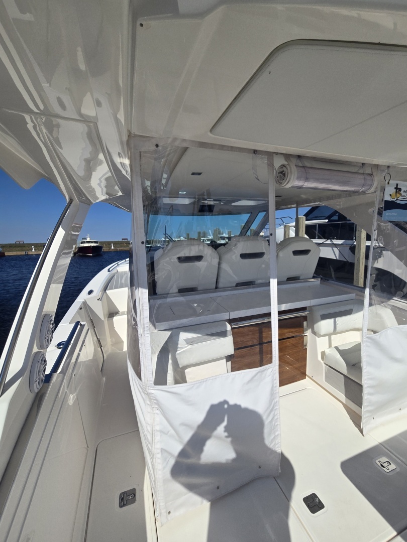 2024 Tiara Yachts 38 LS - Image 25