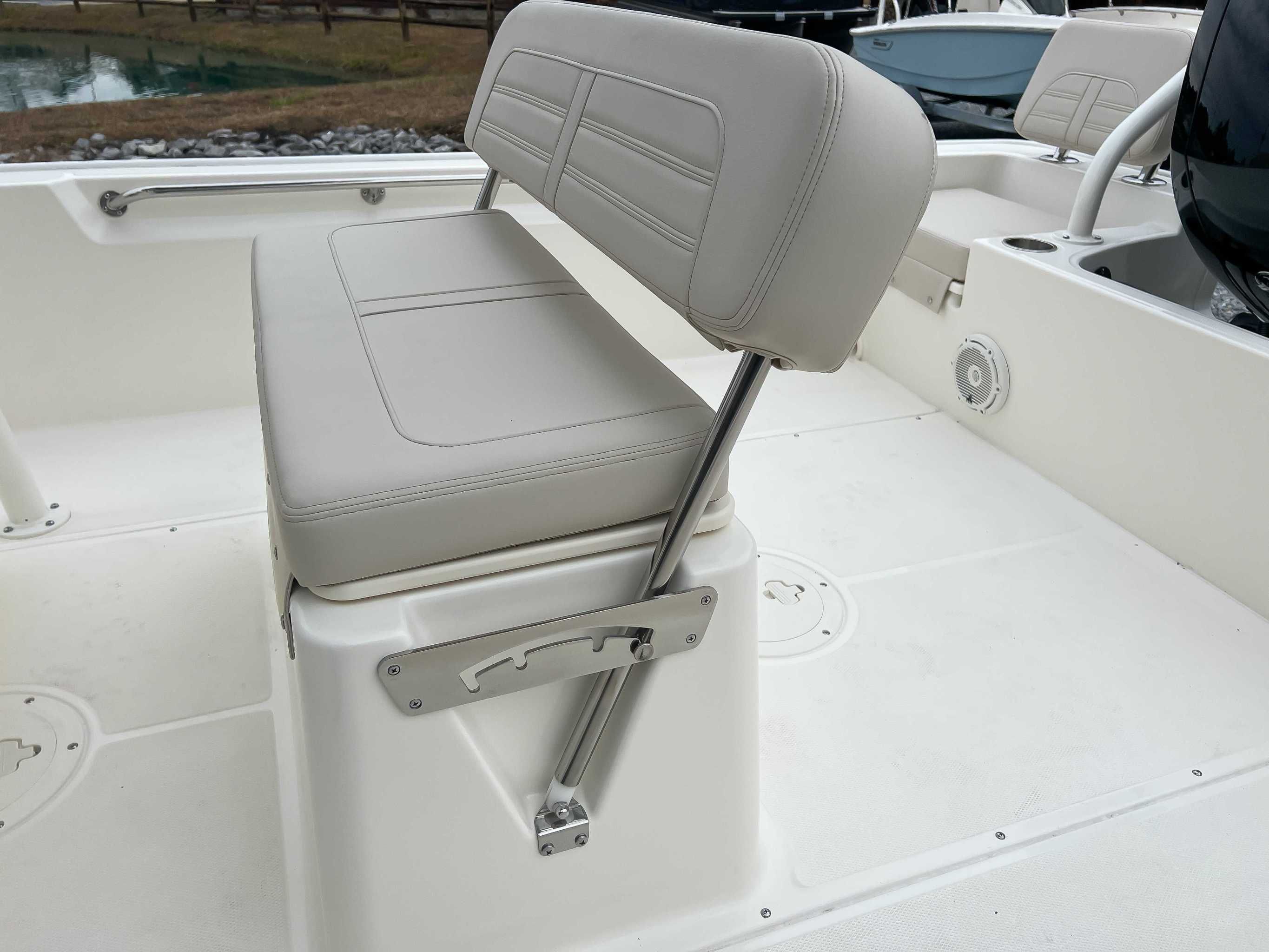 Boston Whaler 190 Montauk 2025 boat seat and console.