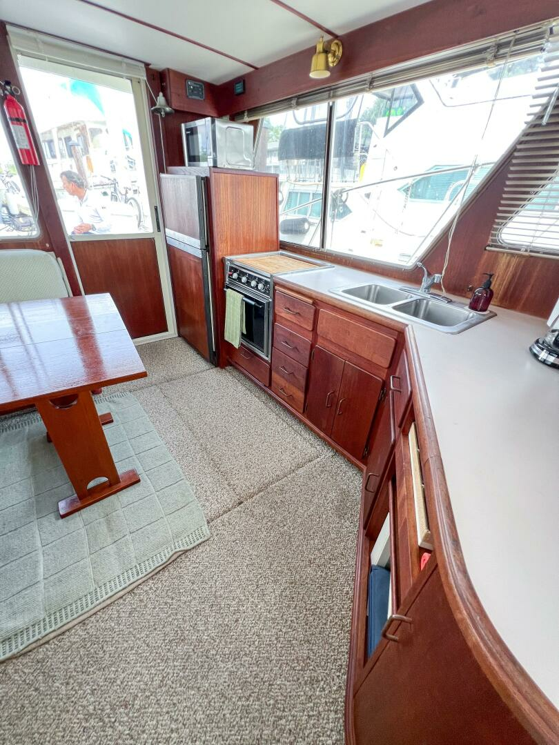 1987 Tollycraft 34 Sedan Sport - Image 50