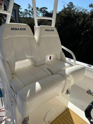 2010 Regulator 29 Forward Seating - 6