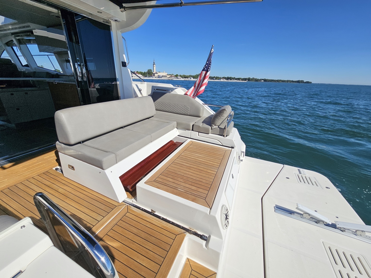 2019 Sea Ray 520 Sundancer - Image 16