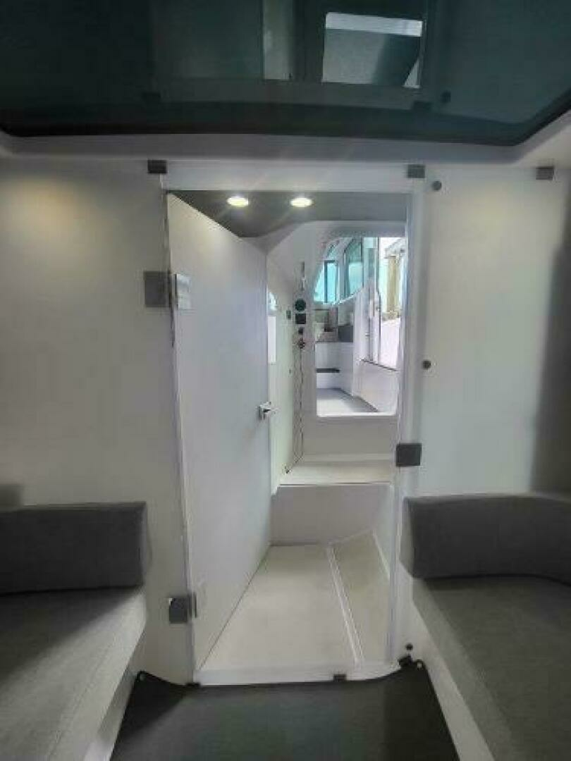 2024 Axopar 37 XC CROSS CABIN - Image 16