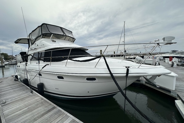1998 Cruisers Yachts 3650 Aft Cabin