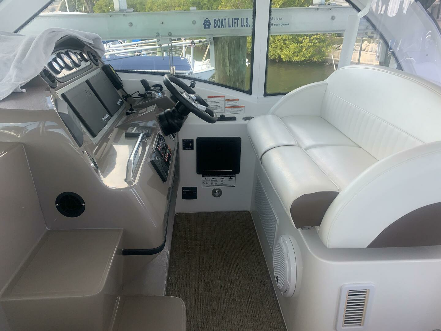2011 Cruisers Yachts 420 Sports Coupe - Image 20